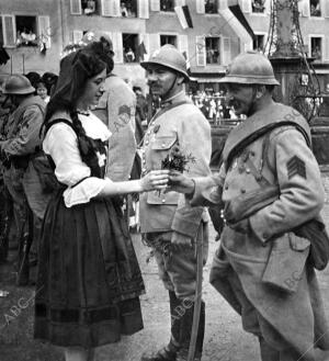 Conmemorando un aniversario una Alsaciana Obsequiando con Flores A los Soldados...