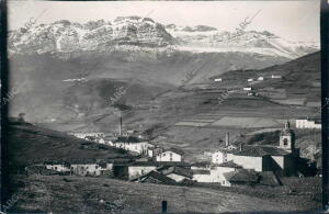 Cegama, al Fondo, el monte Aiztgorri Nevado
