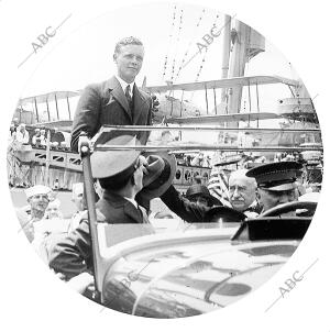 Millones de Neoyorquinos Reciben A Charles Lindbergh como A un Héroe