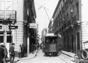 Uno de los primeros tranvías circulando por una calle sevillana
