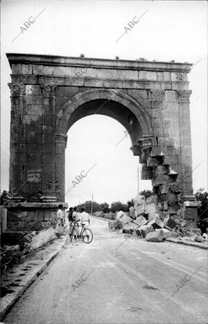Arco de Bará (Tarragona), al cual se le Colocó un petardo que le Ocasionó Serios...