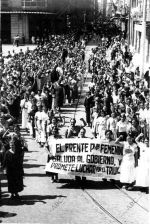 El frente popular Femenino, durante una manifestación de adhesión al gobierno...