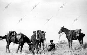 Guardias de asalto de caballería en servicio de descubierta en el sector del...