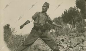 Un soldado del ejército republicano lanzando una bomba con la mano izquierda