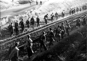 Los Milicianos Siguiendo la línea del ferrocarril para Dirigirse A la Avanzada