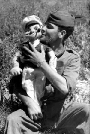 Un soldado del ejército popular con un muñeco de Popeye como Mascota