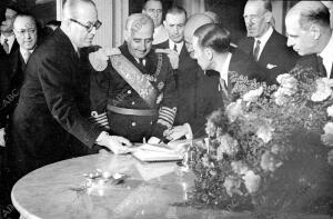 Franco firma en el libro de honor del ayuntamiento de Lisboa