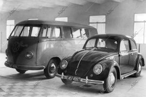 He aquí dos de los cuatro modelos del coche popular alemán que se exhibe...