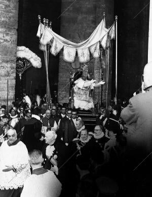 Solemne ceremonia en la plaza de san Pedro por la coronación del papa <strong>Pablo</strong> <strong>Vi</strong>