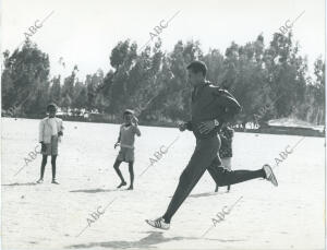 Abebe Bikila, campeón de maratón en las olimpiadas de Roma de 1960, practicando...