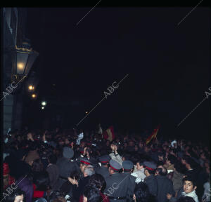 En la imagen es aclamada por la multitud junto el Palacio de Liria