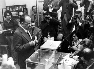 En la imagen, Santiago Carrillo se dispone a emitir su voto