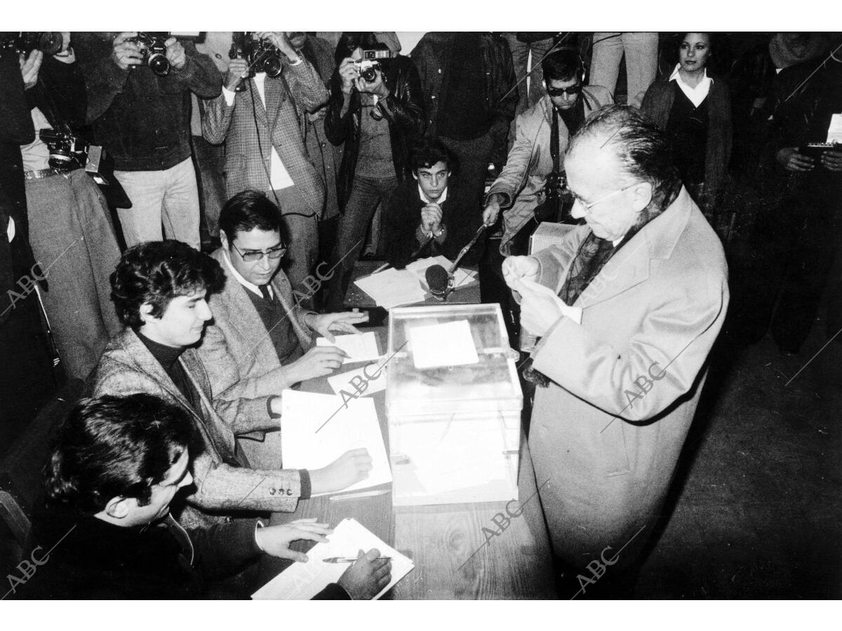 Santiago Carrillo Votando En El Referendum Constitucional De 1978