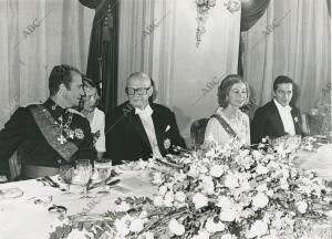S.M. El Rey Don Juan Carlos conversa con Kekkonen, ayudado de una traductora