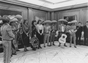 Los mariachis fueron presentados a las infantas por la embajadora de México en...