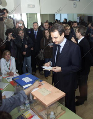 jornada electoral el candidato del Psoe Rodríguez zapatero Deposito su voto en...