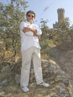 Posado al actror español Pedro Casablanc en entorno natural en Torrelodones para...