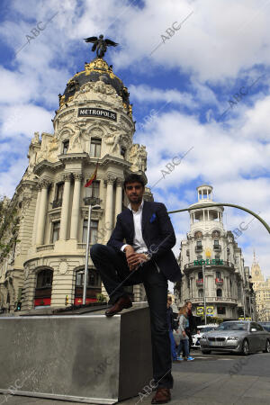 El Torero Miguel Angel Pereda posa junto al edificio Metropolis