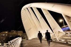 Vista nocturna del Puente de la Exposición, conocido también como «de la...