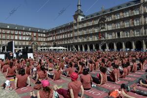 personas se han congregado hoy en la Plaza Mayor en el evento Free Yoga by Oysho