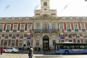 La Comunidad de Madrid coloca en la Puerta del Sol carteles a favor de la...