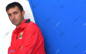 El entrenador del CD Leganés Asier Garitano posa en el Estadio Municipal de...