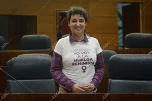 La diputada, lleva una camiseta con el lema «8 de marzo