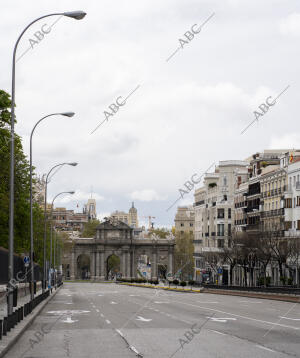 La calle de Alcalá, con la Puerta al fondo, desierta en pleno estado de alarma