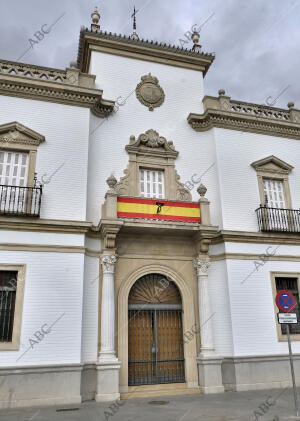 Crespón negro en la fachada de la Real Maestranza de Caballería de Sevilla por...