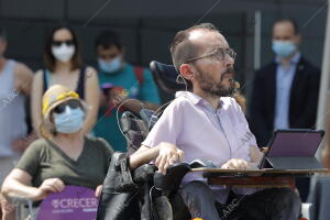 el portavoz del grupo parlamentario de Unidas Podemos, Pablo Echenique, y la...