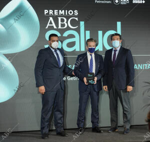 Julián Quirós entregó el galardón a Manuel Moreno, director general de Getinge,...