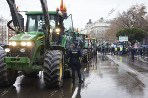 Glorieta del Emperador Carlos V. Manifestación de agricultores y sus tractores...