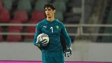 Yassine Bono, con un balón atrapado en un partido con la selección de Marruecos