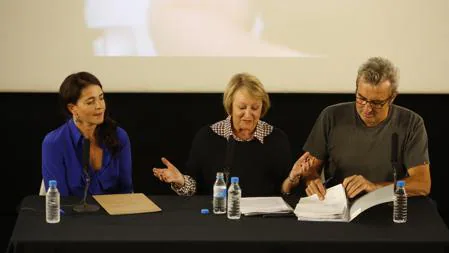 Mariano Barroso, junto a la presidenta de la Academia de Cine, Yvonne Blake, y la actriz Nora Navas
