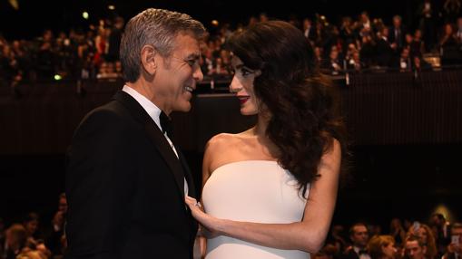 George Clooney y su esposa, Amal, durante la ceremonia