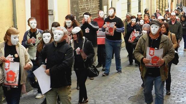 Cientos de personas reclaman en Cádiz derechos para las personas sin hogar