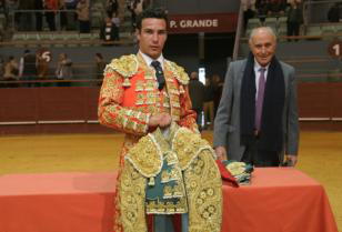 Raúl Rivera brinda a su maestro Gregorio Sánchez el trofeo La Oportunidad