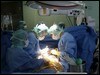 Cirujanos del Hospital 12 de Octubre practicando la intervención / EFE