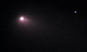 Un aficionado capta el momento preciso en que el que se divide un cometa
