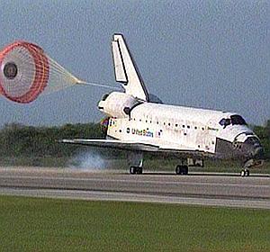 El Discovery «pisa» tierra tras cuatro intentos en dos días