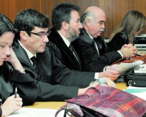 M. I.  El arsenal simulado encontrado en uno de los registros  ABC  El abogado asesinado (segundo por la izquierda) durante el juicio de la «operación Pipol»