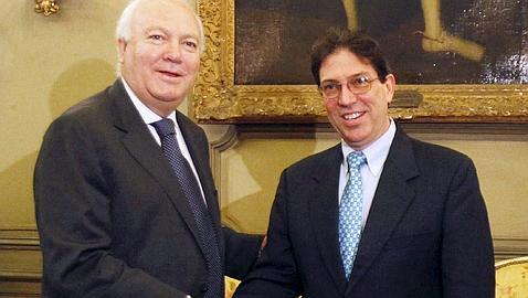 España acaba su presidencia sin mover la «posición común» de la UE con Cuba