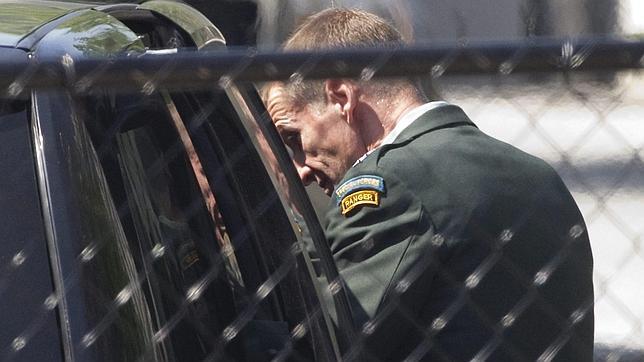 McChrystal se marcha de la Casa Blanca tras una breve reunión con Obama