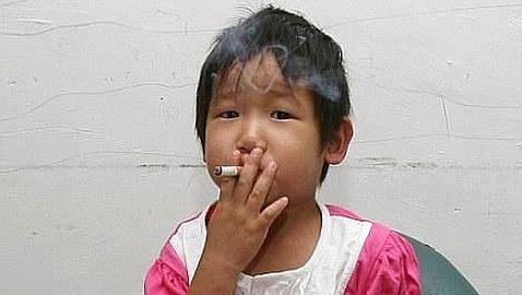 Una niña china adicta al tabaco y la cerveza tras sobrevivir a un accidente