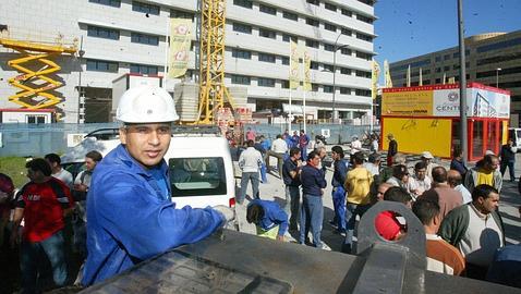 El paro registrado cae en 83.384 personas y queda por debajo de los 4 millones