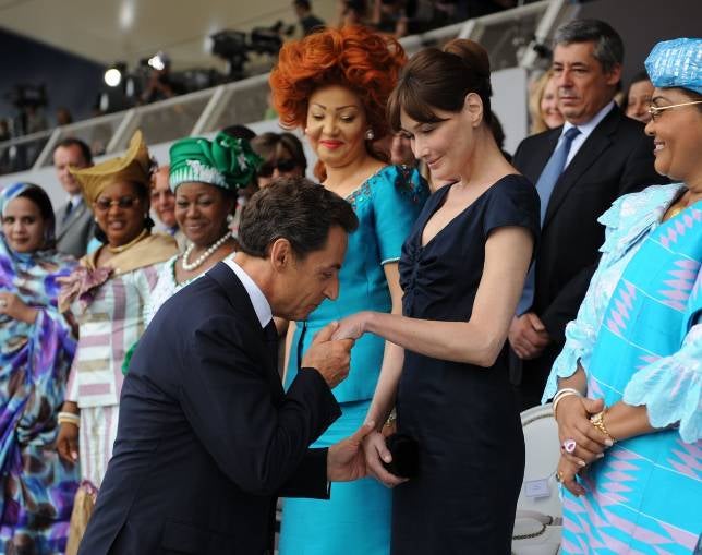 El saludo menos polémico de Sarkozy