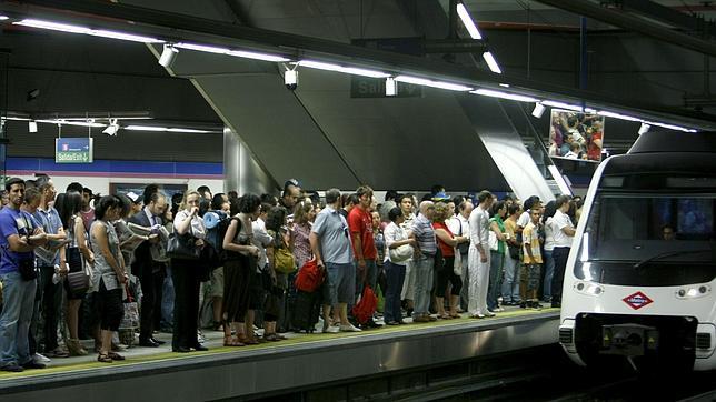 Un centenar de viajeros del Metro, desalojados por la Policía de un tren en la estación de Gregorio Marañón