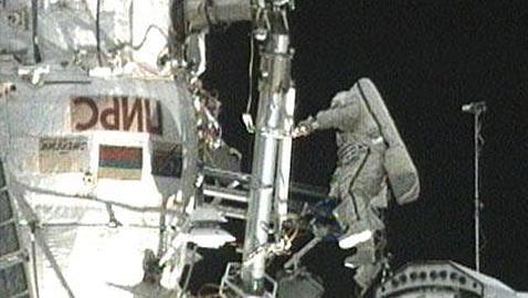 Astronautas pierden dos herramientas en el espacio
