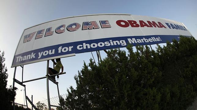El Ayuntamiento de Marbella retira la valla que daba la bienvenida a los Obama