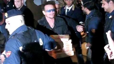 Bono lleva pizza a los fans que hacían cola 24 horas antes de su concierto en Turín